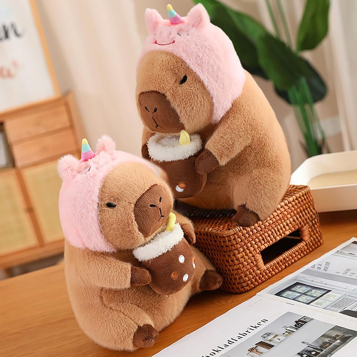 XCLUSIVE - PELUCHE CAPIBARA CAPYBARA SOMB UNICORNIO TE CON LECHE 28CM