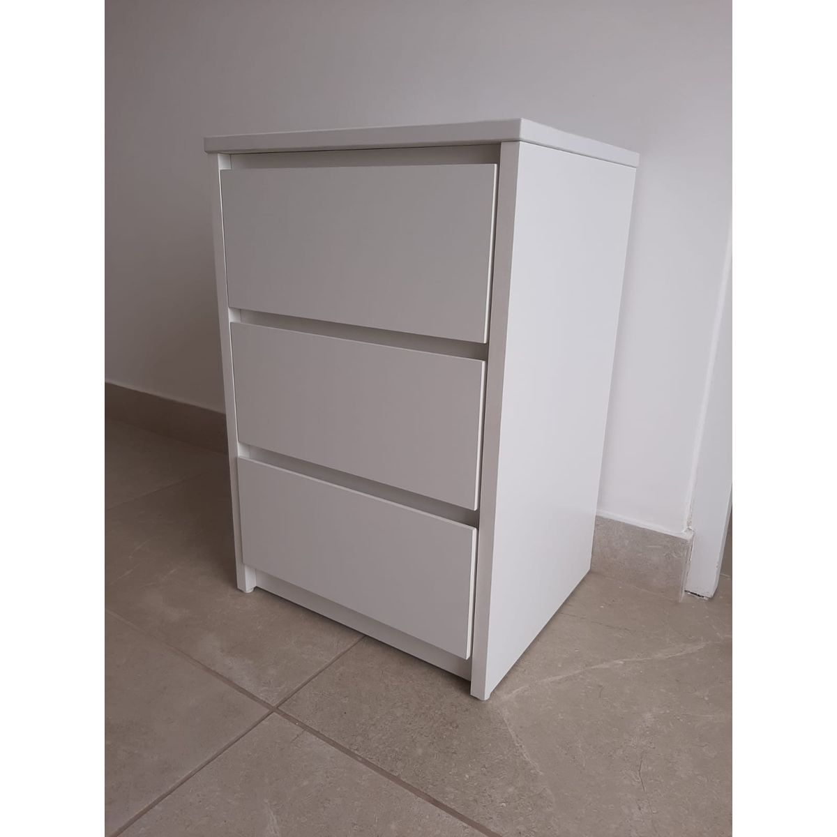 GENERICO - Velador Moderno Maggi Blanco 3 cajones R&R Muebles