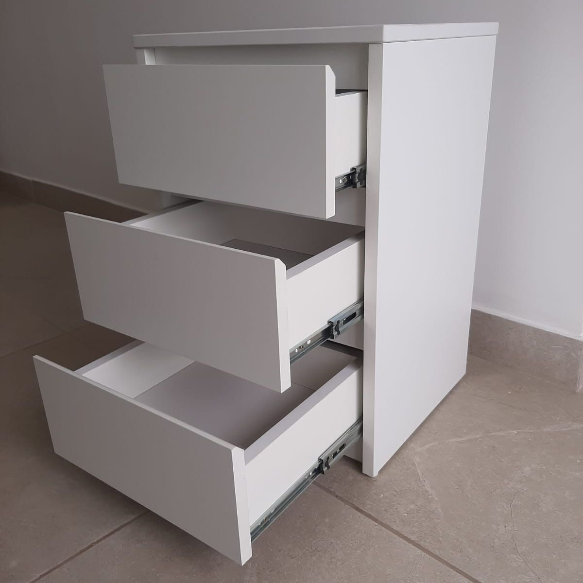 GENERICO - Velador Moderno Maggi Blanco 3 cajones R&R Muebles