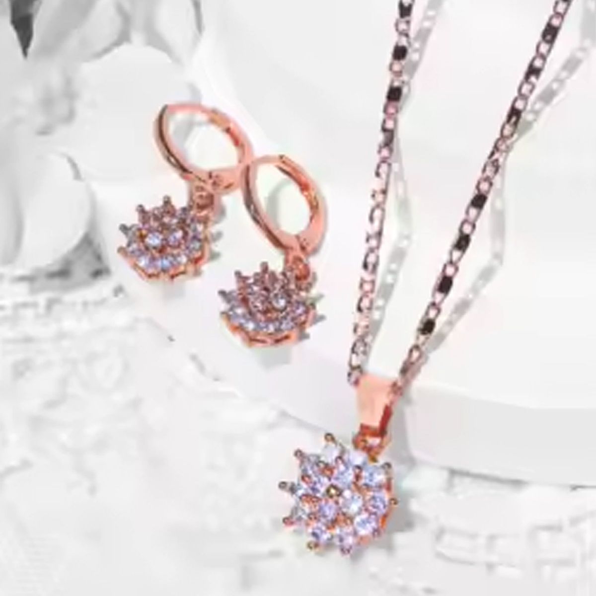 GENERICO - COLLAR Y ARETES PACK 2 EN 1 PARA MUJER FLOR DORADO PLATEADO