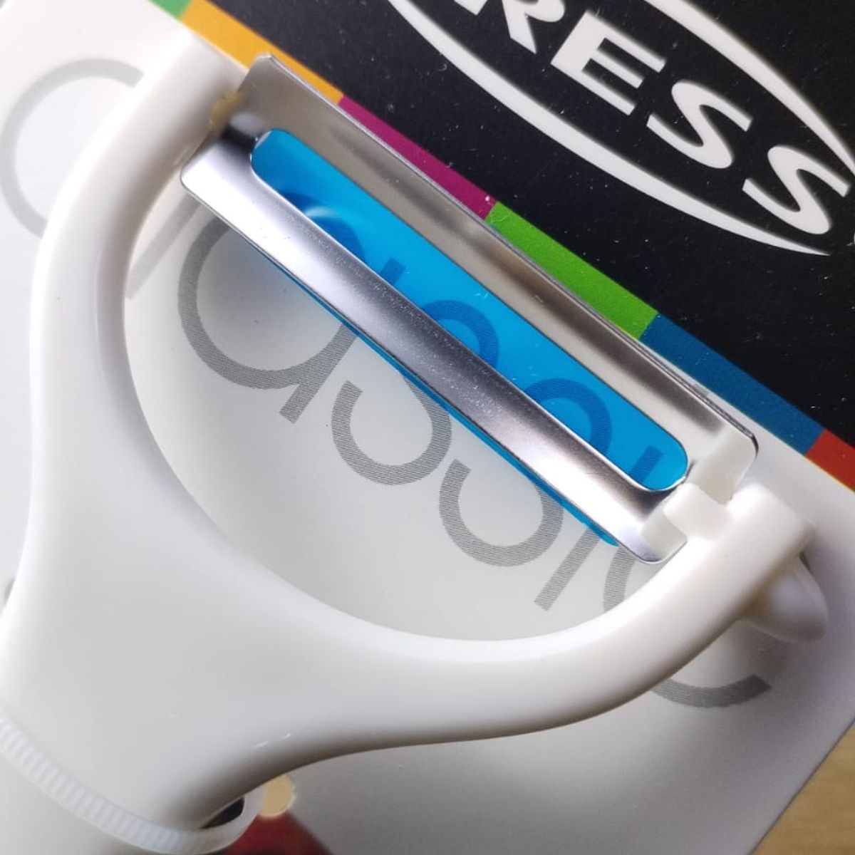 PRESS - PELADOR DE VERDURA  CON CUCHILA DE ACERO INOXIDABE Y ERGONOMICO