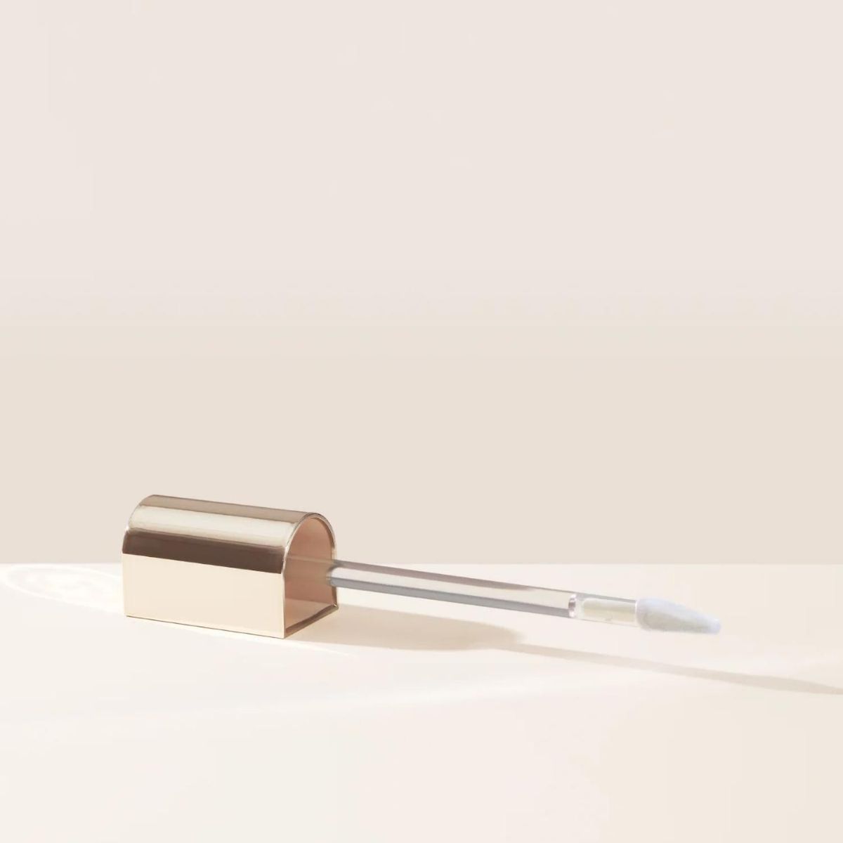 RARE BEAUTY - Balsamo Labial Rare Beauty Glossy Lip Balm - Nearly Apricot