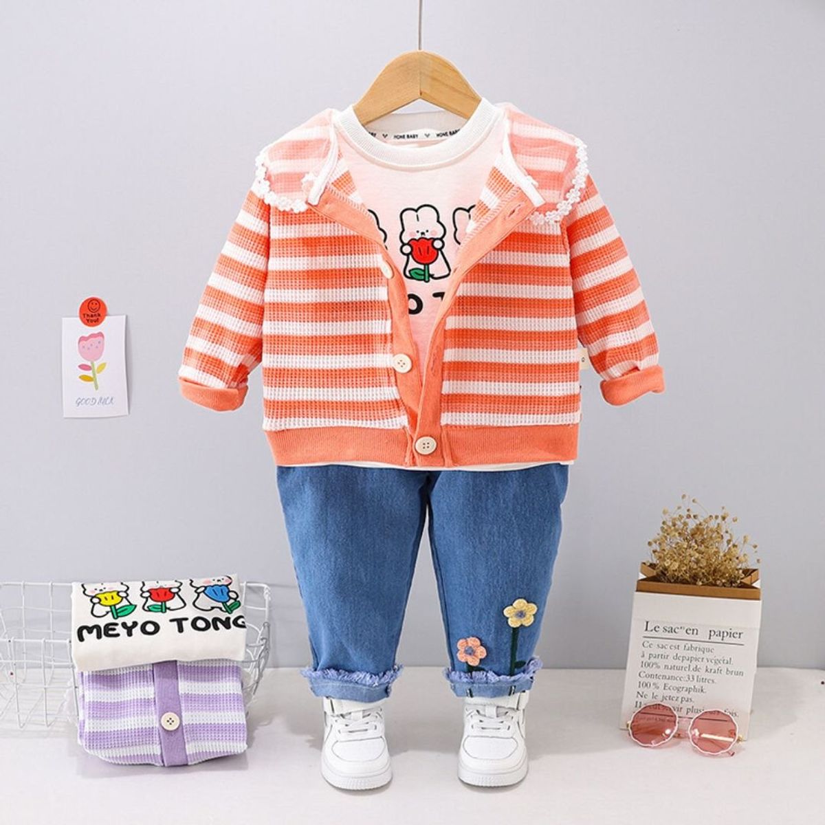 GENERICO - CONJUNTO DE NIÑA CON DETALLES DE FLORES - DE 3 PIEZAS