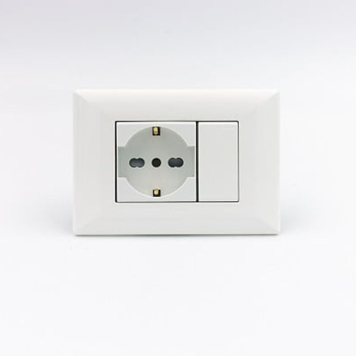 SINTHESI - TOMACORRIENTE SCHUKO SIMPLE S22 PLACA BLANCA Y DADOS BLANCOS SINTHESI