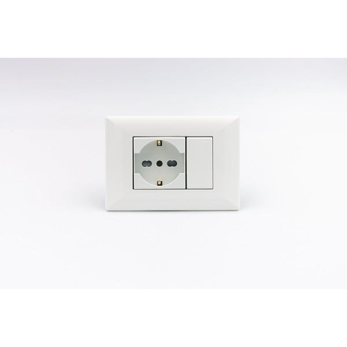 SINTHESI - TOMACORRIENTE SCHUKO SIMPLE S22 PLACA BLANCA Y DADOS BLANCOS SINTHESI