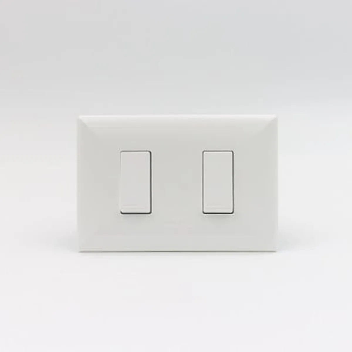 SINTHESI - INTERRUPTOR DOBLE S17 PLACA BLANCA Y DADOS BLANCOS SINTHESI