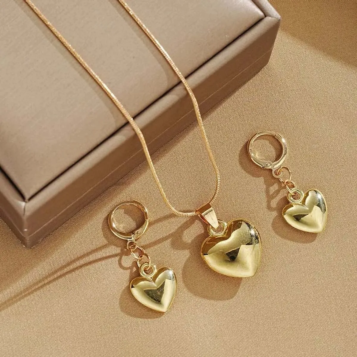 GENERICO - Set collar y aretes corazon con clip Dorado