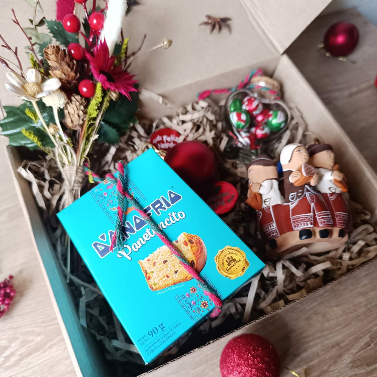 GENERICO - Gift Box Navidad Artesanía Ayacuchana Panetoncito Ramito Navideño Dulces