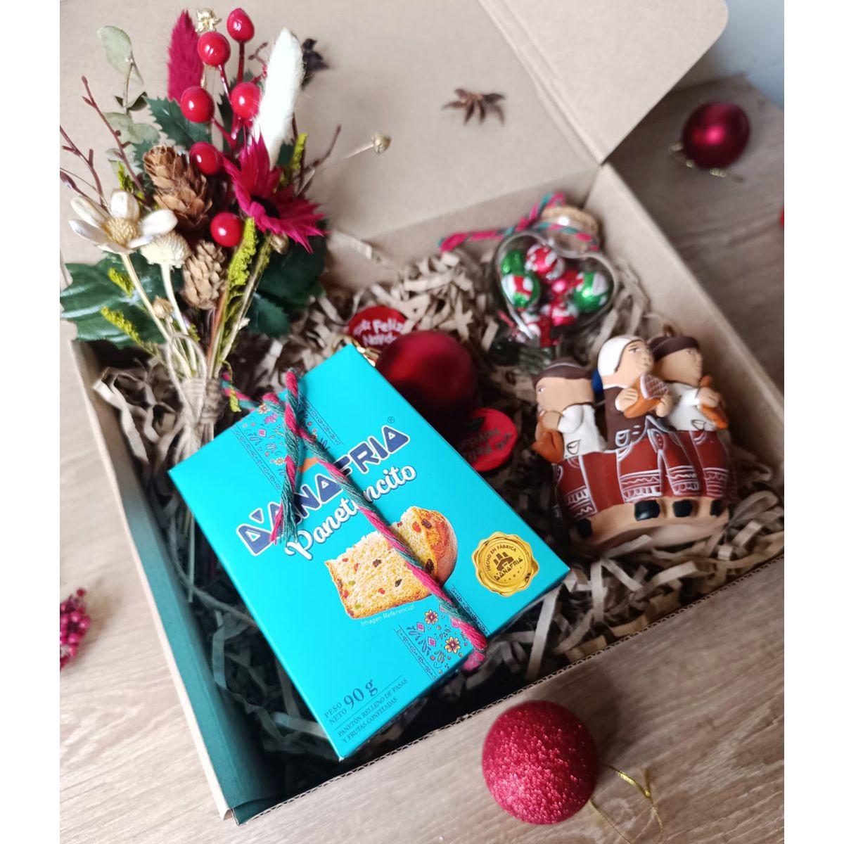 GENERICO - Gift Box Navidad Artesanía Ayacuchana Panetoncito Ramito Navideño Dulces