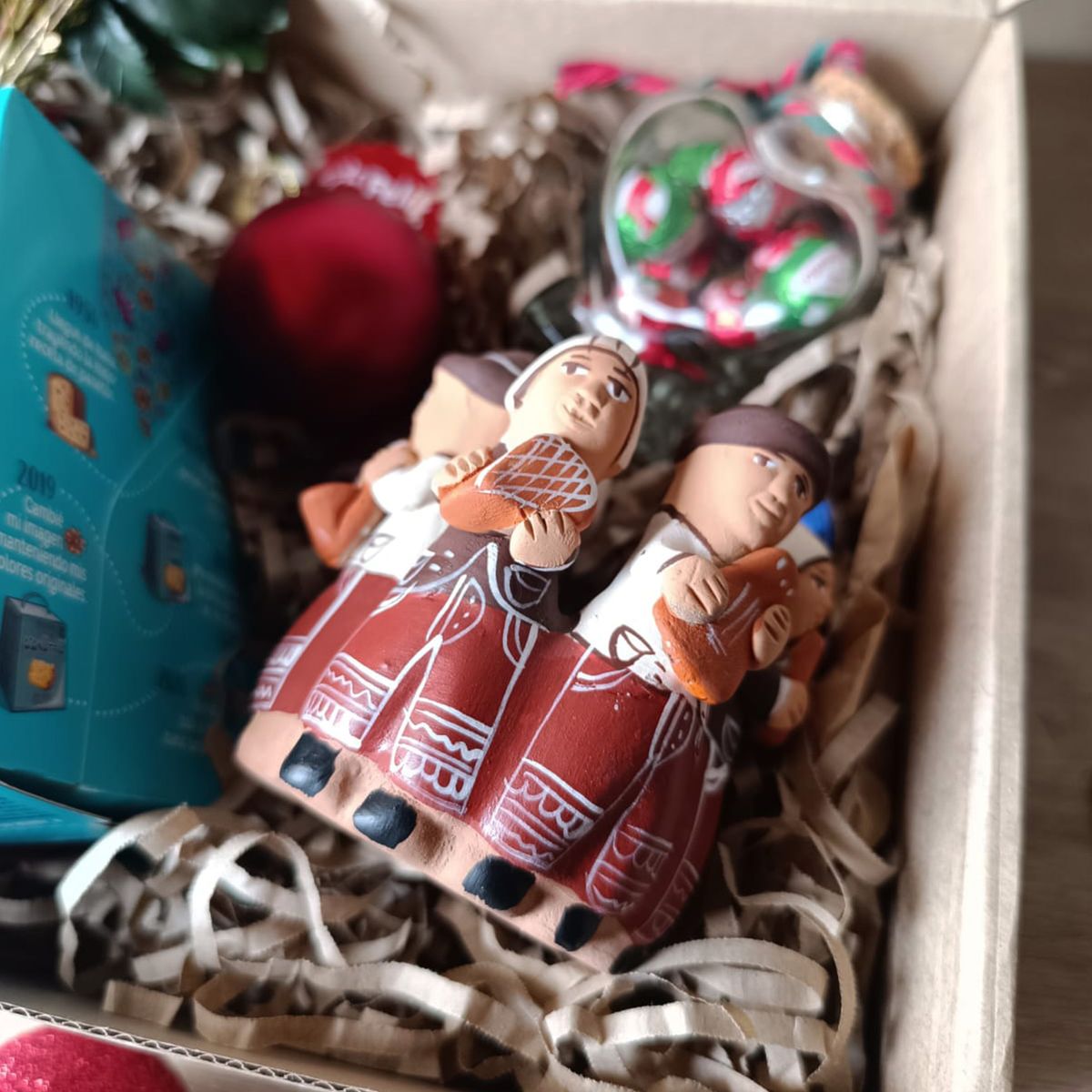 GENERICO - Gift Box Navidad Artesanía Ayacuchana Panetoncito Ramito Navideño Dulces