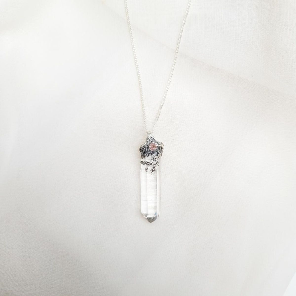 INTUERI - Collar Esthia Punta de Cuarzo Cristal