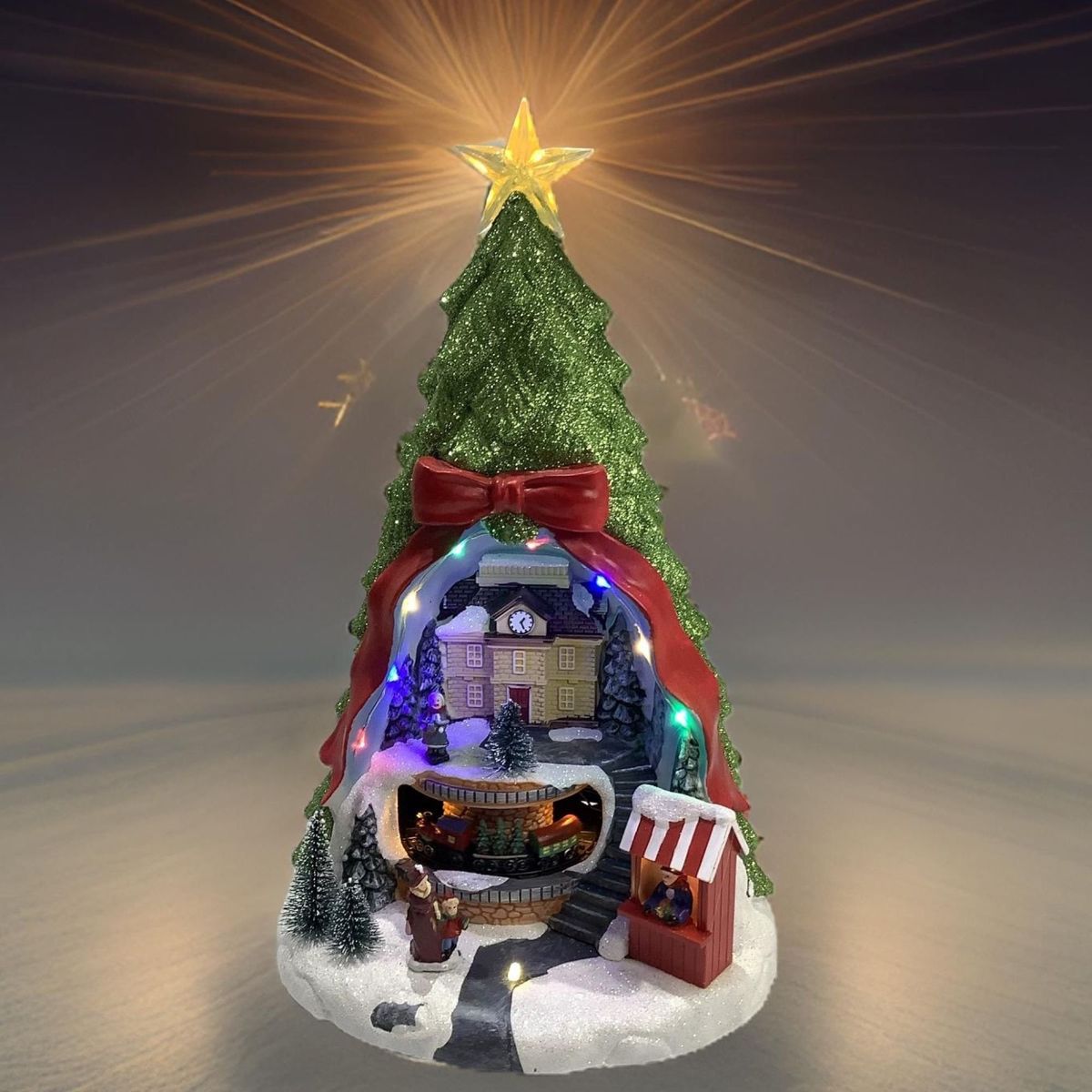 GENERICO - Villa de arbol navideño con estrella y tren rodando