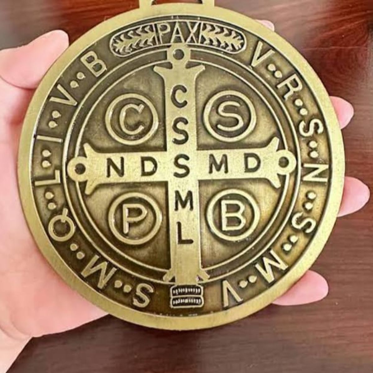 GENERICO - DIJE ADORNO  DE SAN BENITO DORADO 9CM