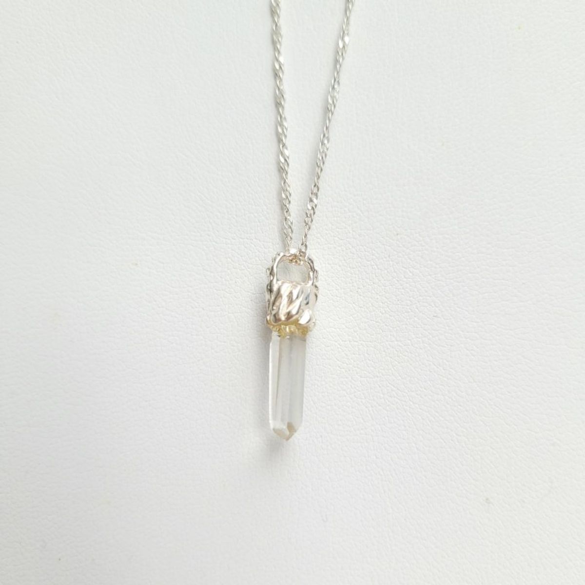 INTUERI - Collar Punta de Cuarzo Cristal