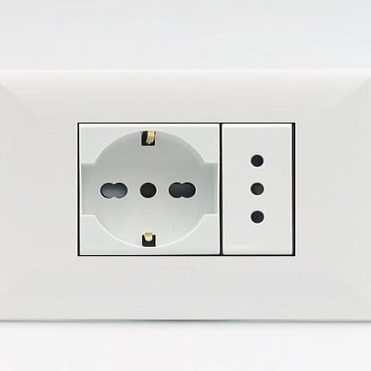 SINTHESI - TOMACORRIENTE DOBLE 01 SCHUKO Y 01 3 EN LINEA S17