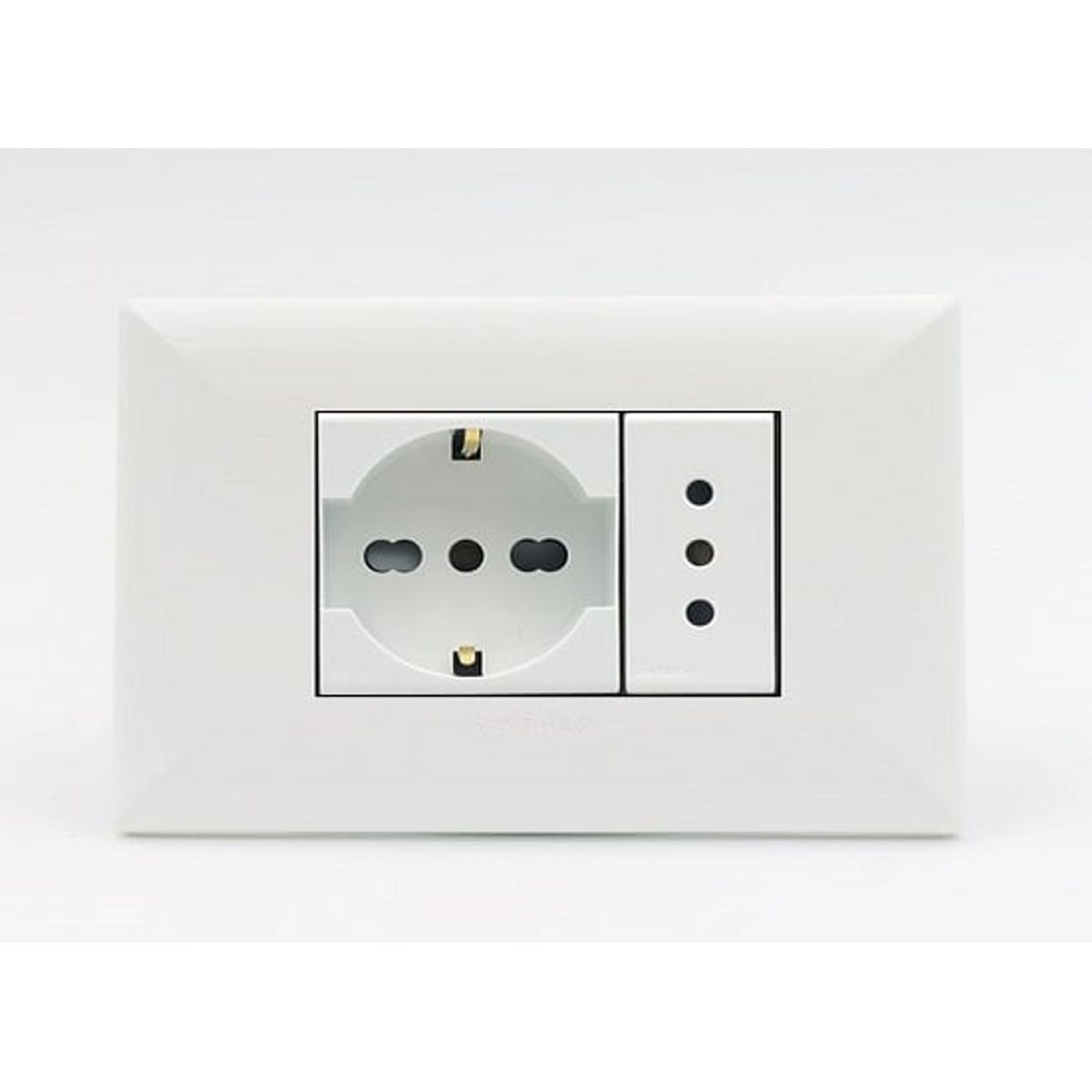 SINTHESI - TOMACORRIENTE DOBLE 01 SCHUKO Y 01 3 EN LINEA S17