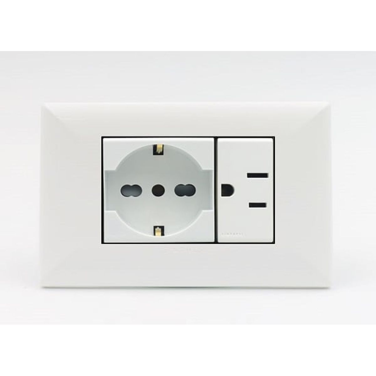 SINTHESI - TOMACORRIENTE DOBLE 01 SCHUKO Y 01 AMERICANO S17 SINTHESI