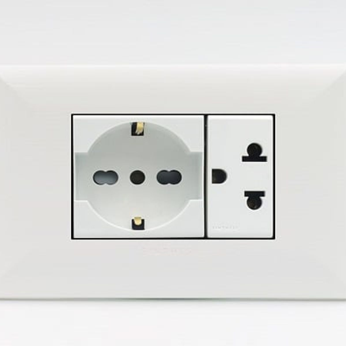 SINTHESI - TOMACORRIENTE DOBLE 01 SCHUKO Y 01 UNIVERSAL S17 SINTHESI