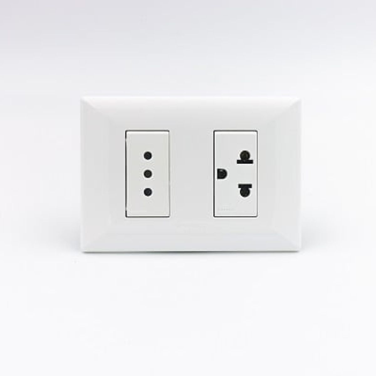 SINTHESI - TOMACORRIENTE DOBLE  01 DE 3 EN LINEA Y 01 UNIVERSAL S22 SINTHESI