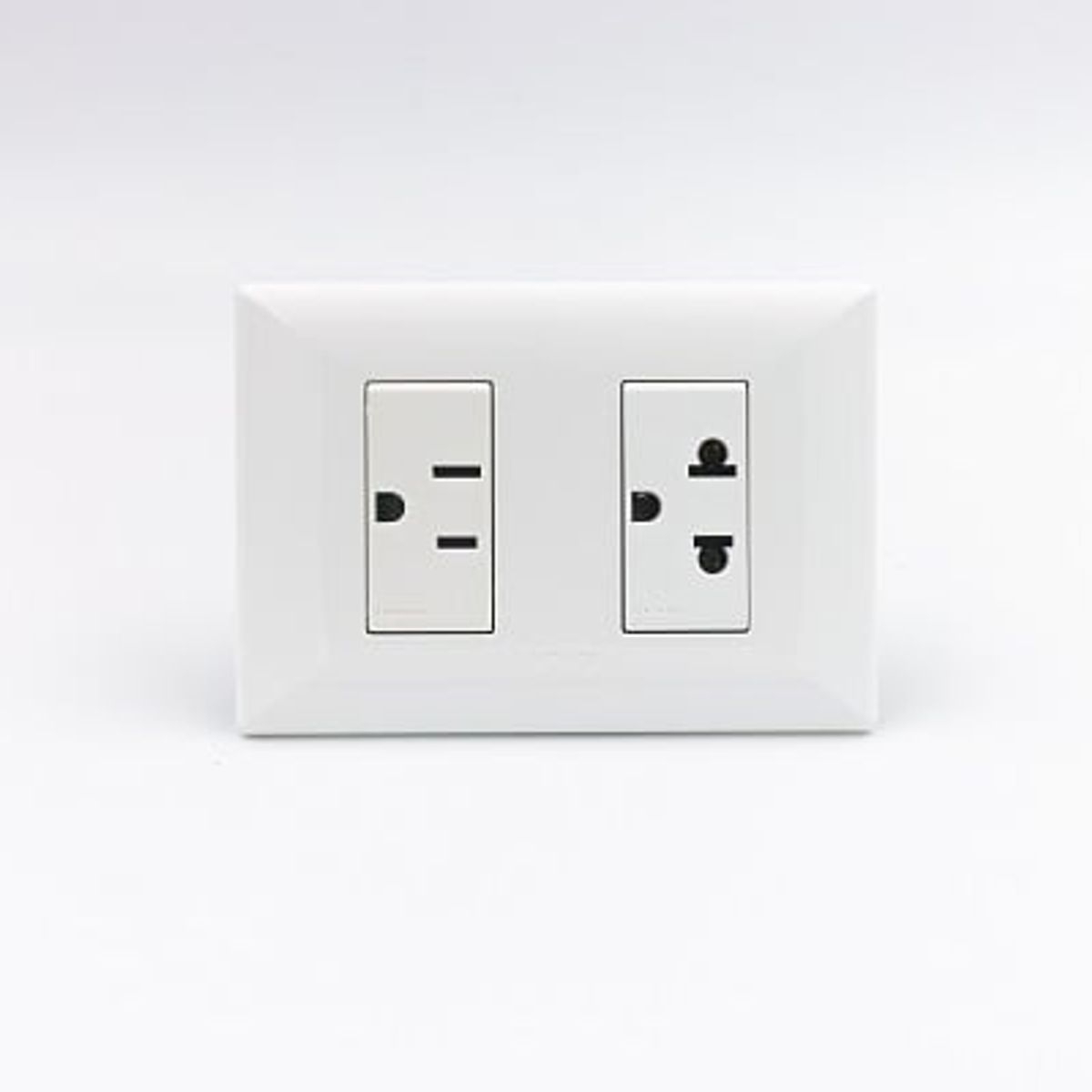 SINTHESI - TOMACORRIENTE DOBLE  01 DE AMERICANO Y 01 UNIVERSAL CON TIERRA S22