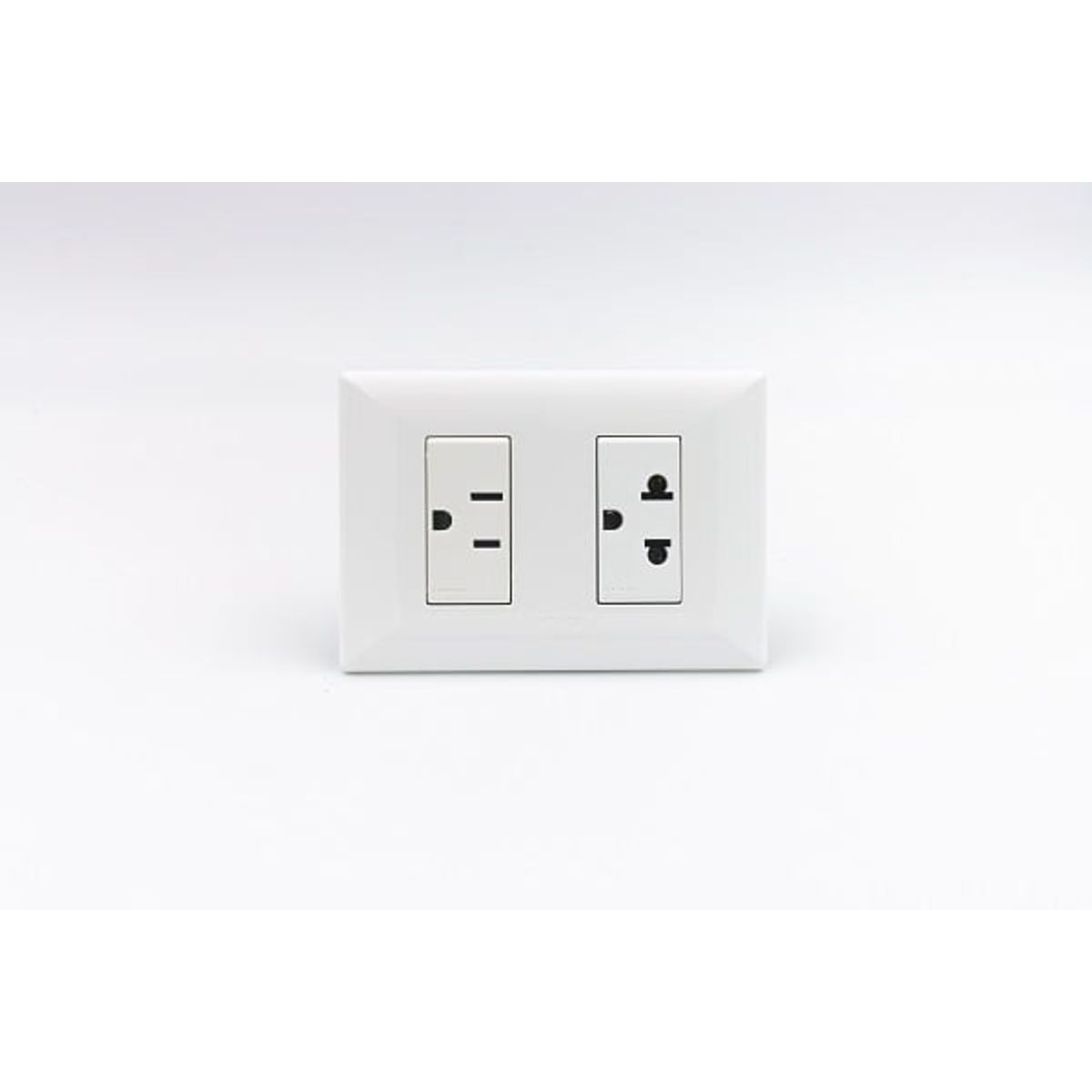 SINTHESI - TOMACORRIENTE DOBLE  01 DE AMERICANO Y 01 UNIVERSAL CON TIERRA S22