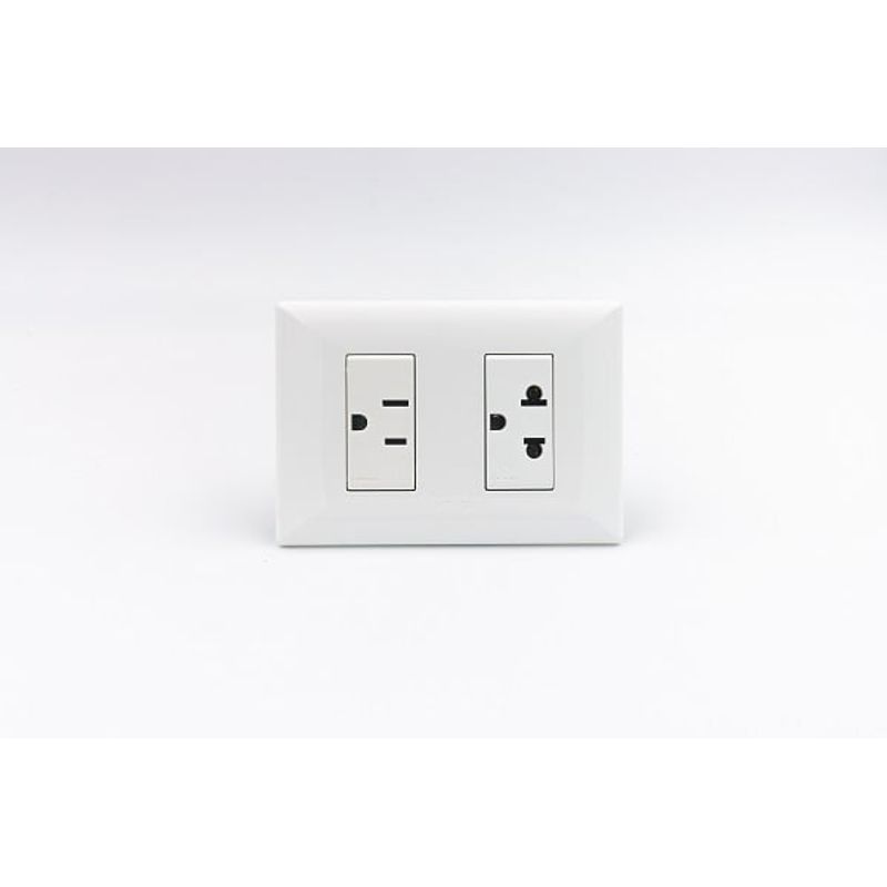 SINTHESI - TOMACORRIENTE DOBLE  01 DE AMERICANO Y 01 UNIVERSAL CON TIERRA S22