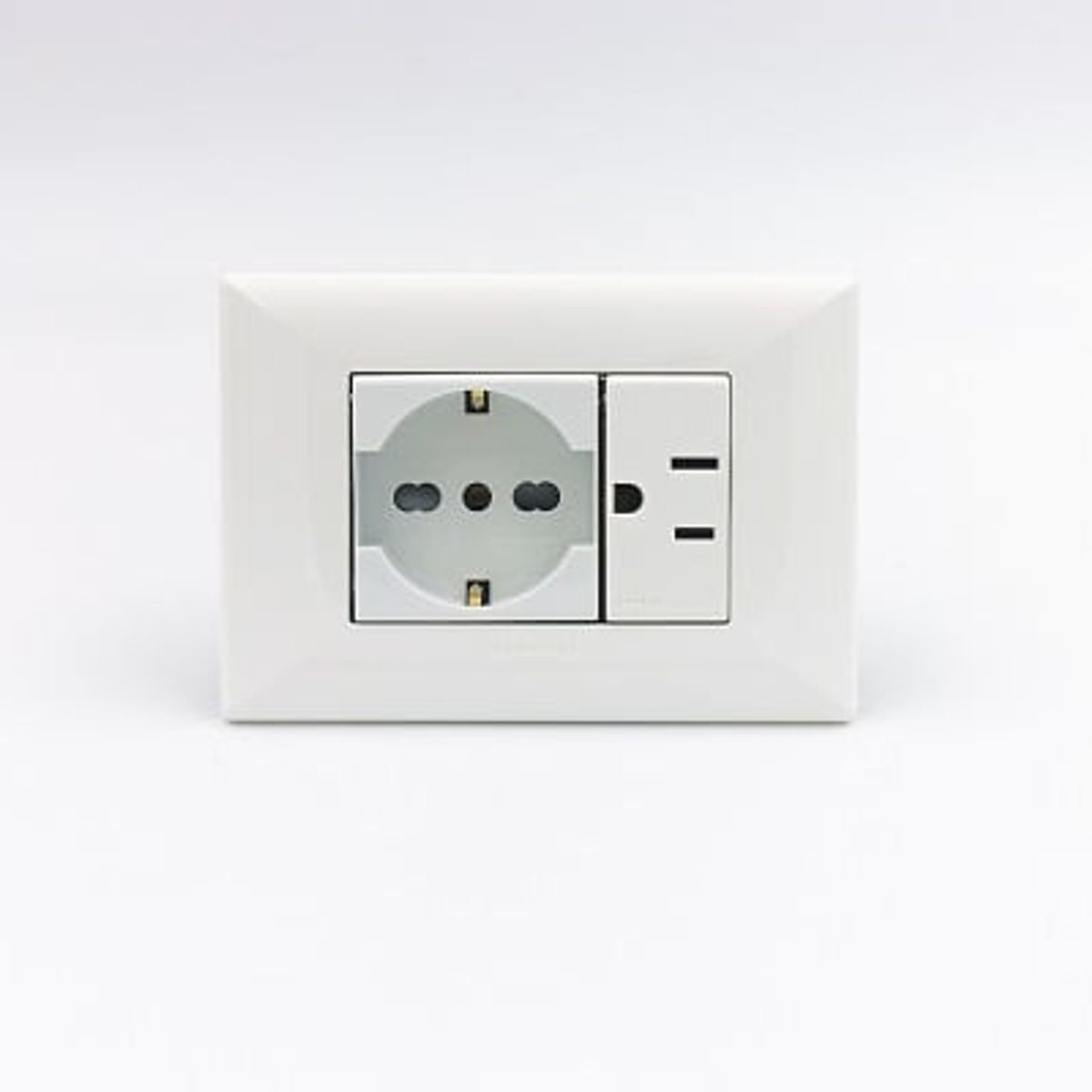 SINTHESI - TOMACORRIENTE DOBLE 01 SCHUKO Y 01 AMERICANO S22 SINTHESI