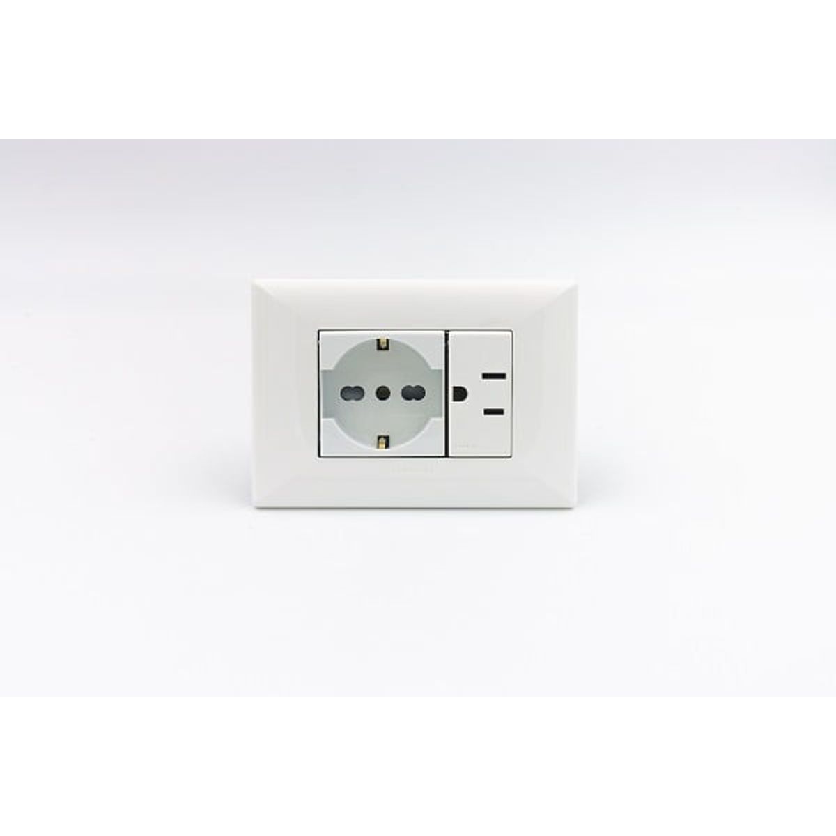 SINTHESI - TOMACORRIENTE DOBLE 01 SCHUKO Y 01 AMERICANO S22 SINTHESI