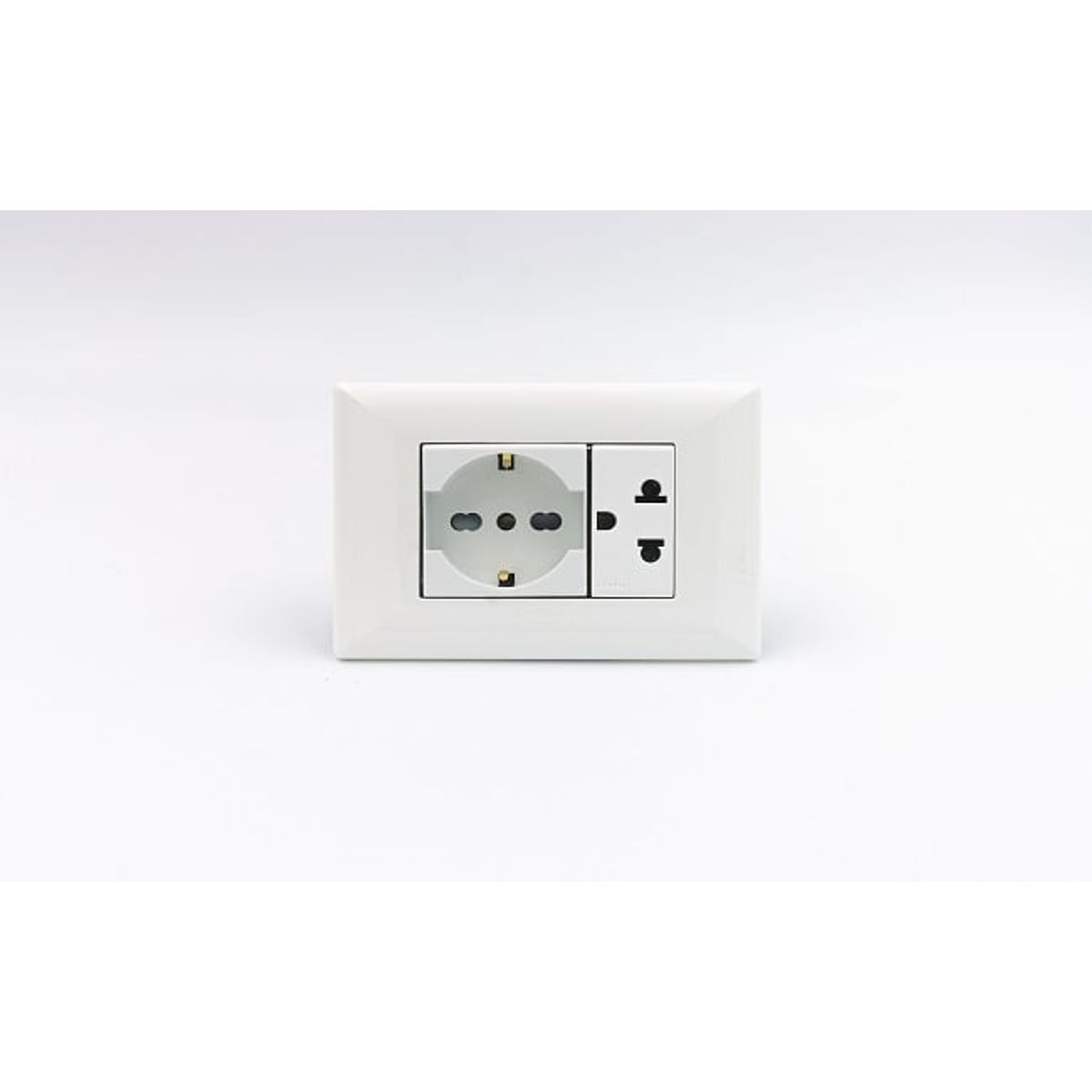 SINTHESI - TOMACORRIENTE DOBLE 01 SCHUKO Y 01 UNIVERSAL CON TIERRA S22 SINTHESI