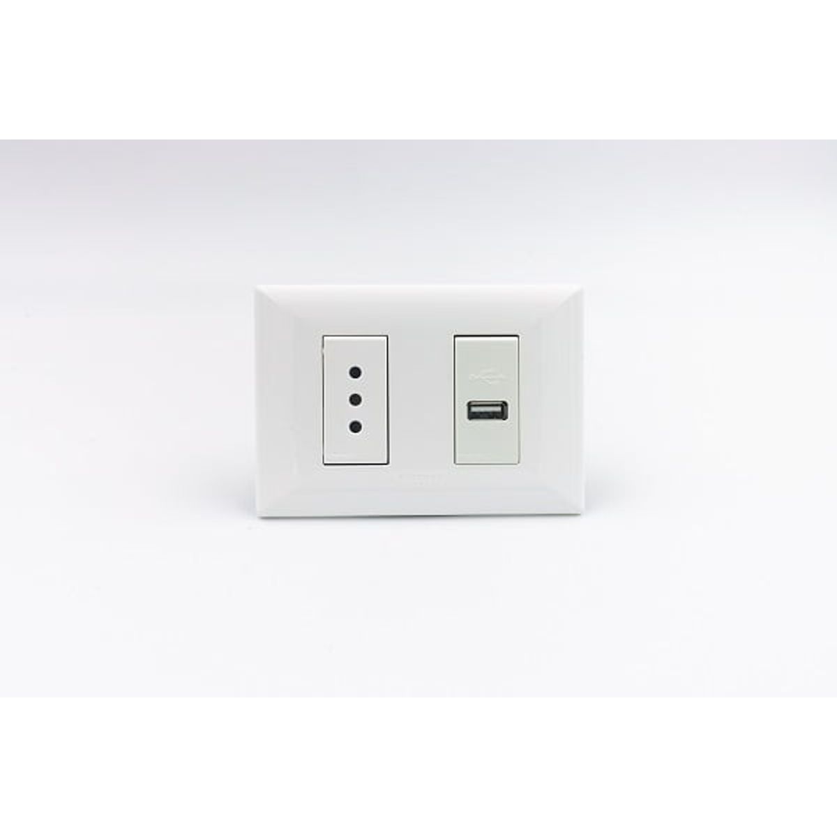 SINTHESI - TOMACORRIENTE DOBLE 01 3 EN LINEA Y 01 CARGADOR USB TIPO A S22
