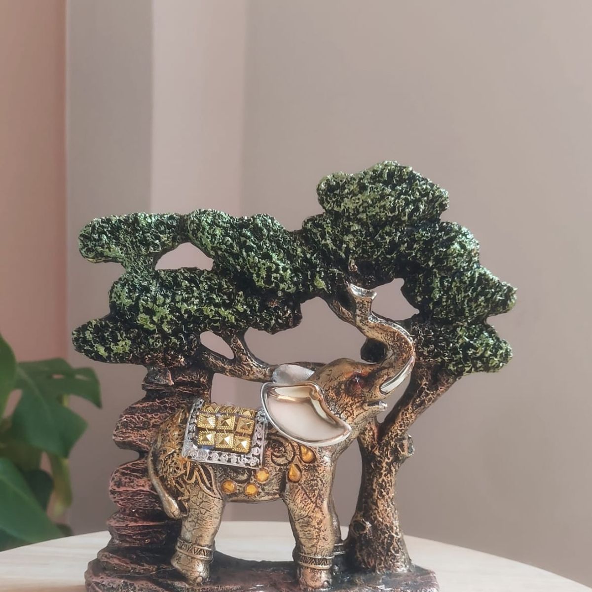 GENERICO - Elefante Con Árbol Verde 20x4x15 cm