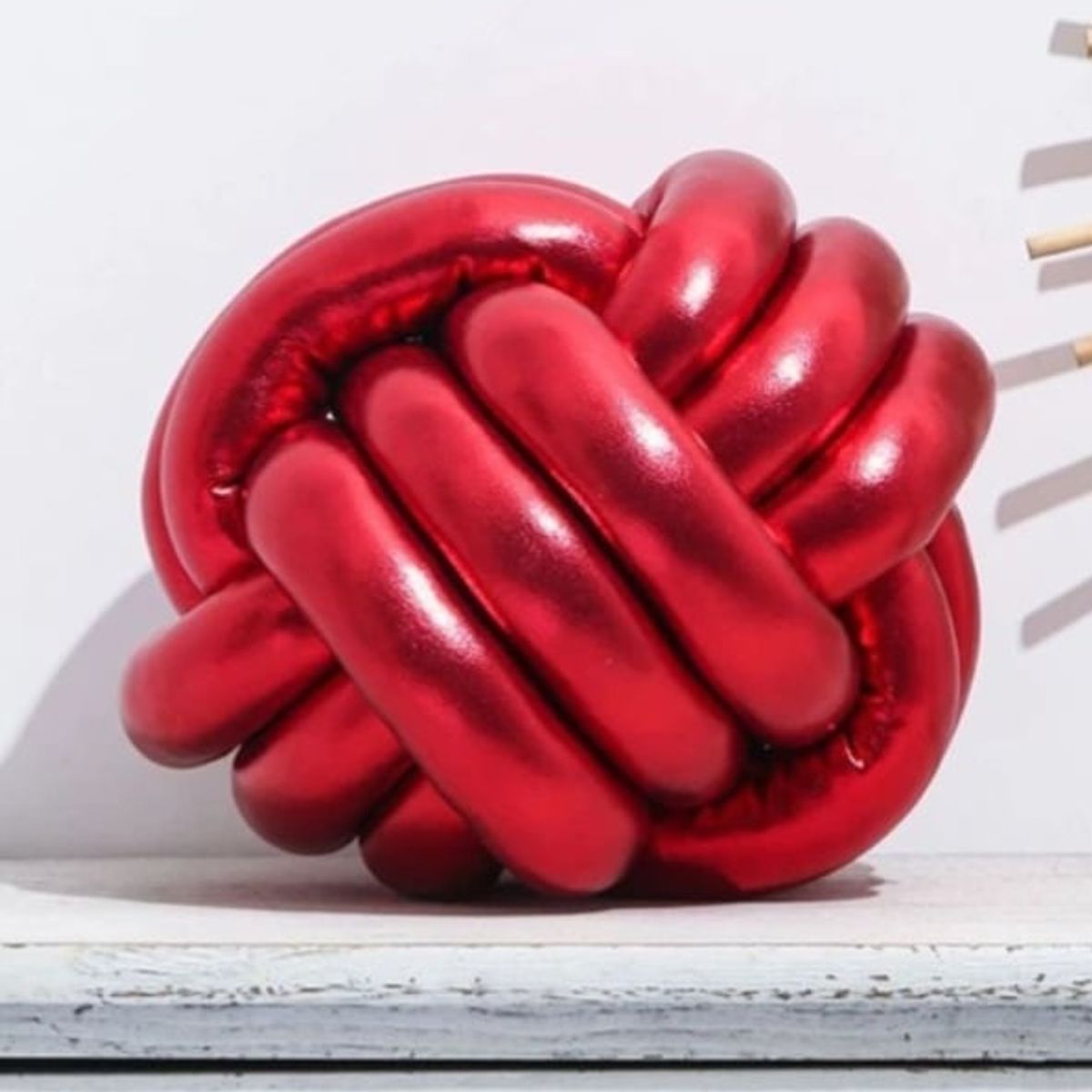 GENERICO - Cojín nudo en color rojo metálico