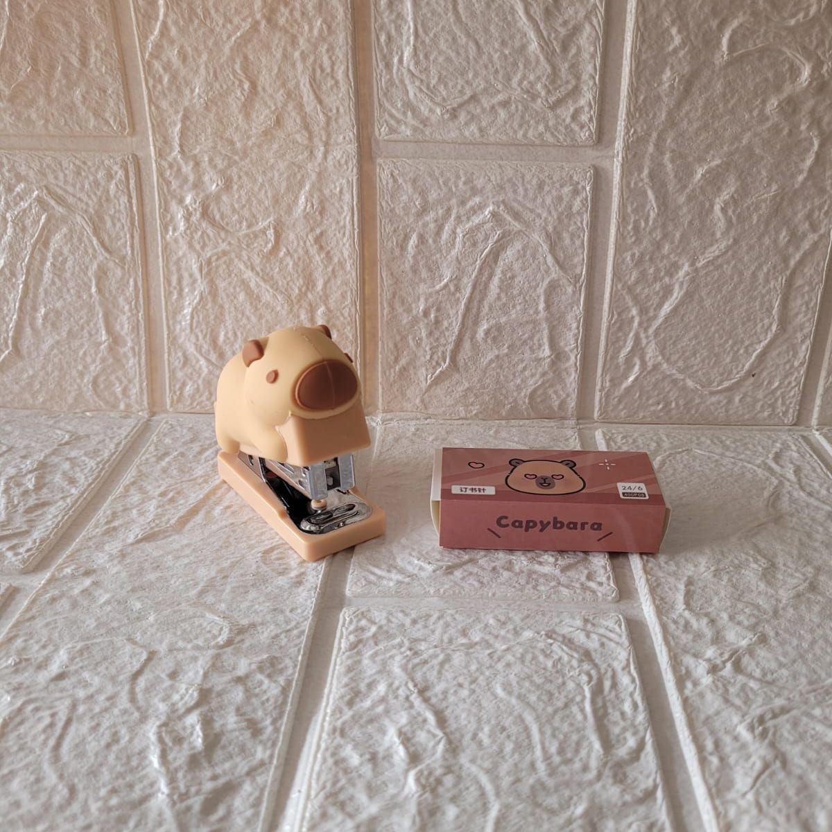 GENERICO - Set de Engrapador + grapas capibara crema