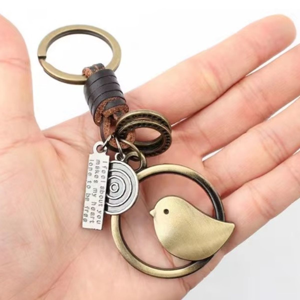 GENERICO - LLAVERO DE ALEACION Y CUERO PAJARITO