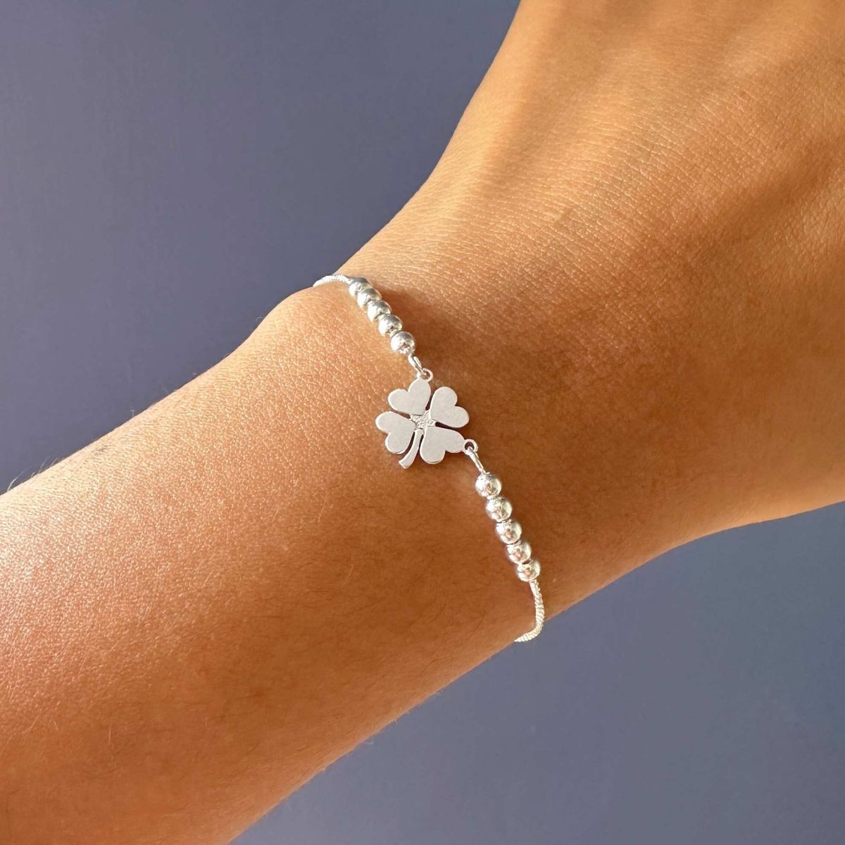 GENERICO - Pulsera regulable con dije trébol  en plata