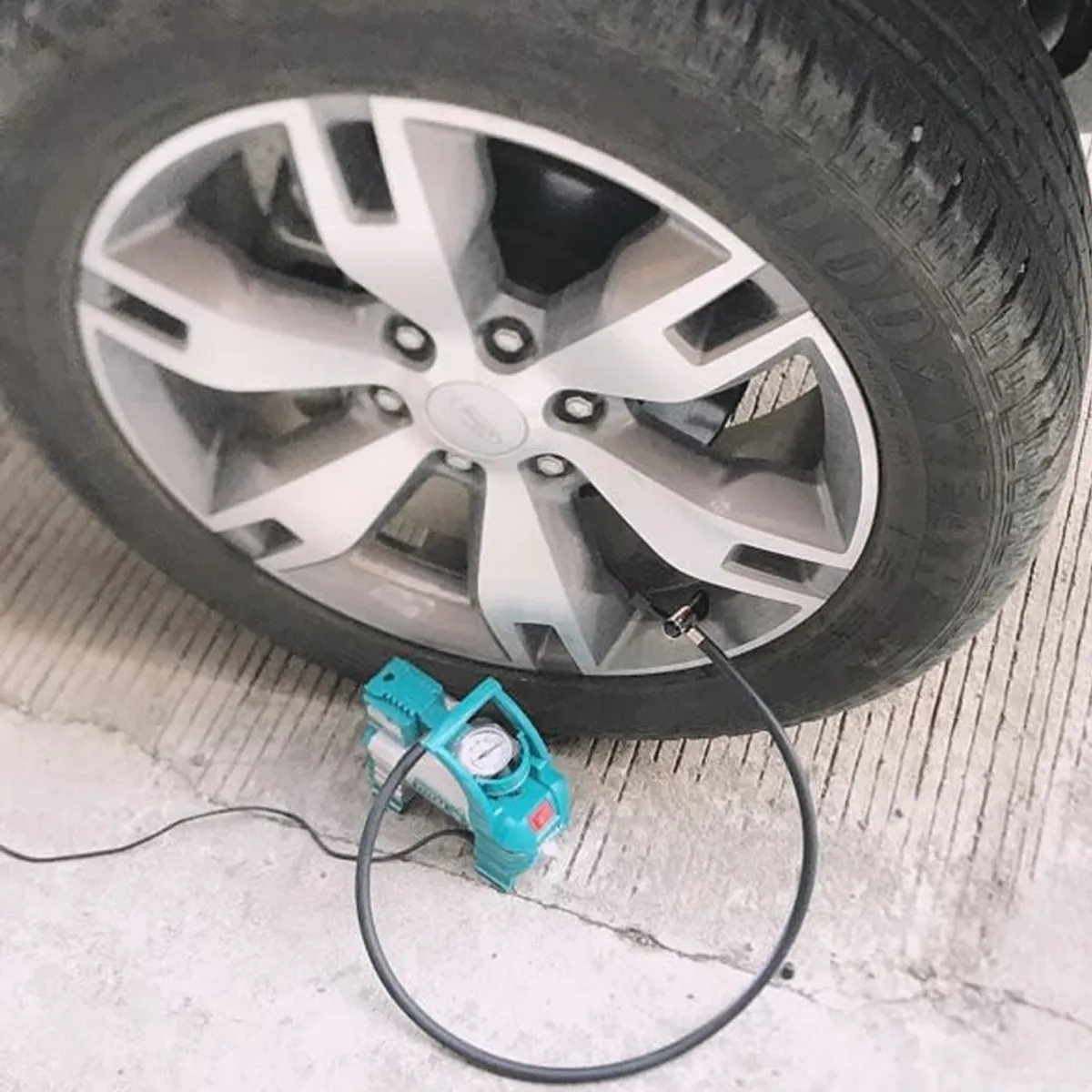 TOTAL TOOLS - mini compresor de aire para auto TOTAL 12V 140 PSI inflador