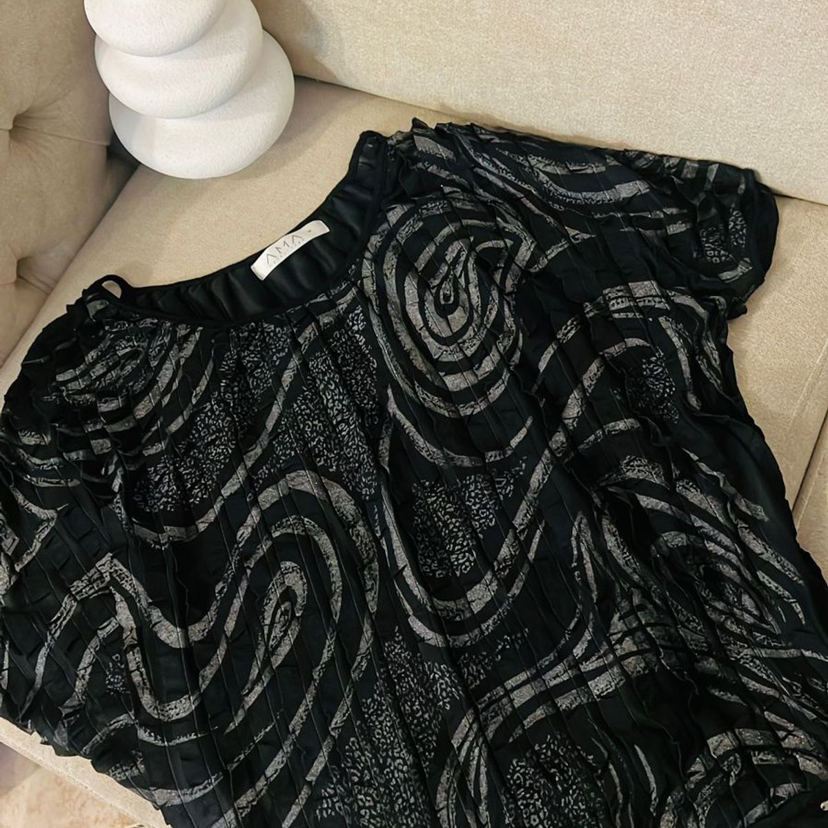 AMA OUTFITTERS - BLUSA PAOLA CON BOBOS