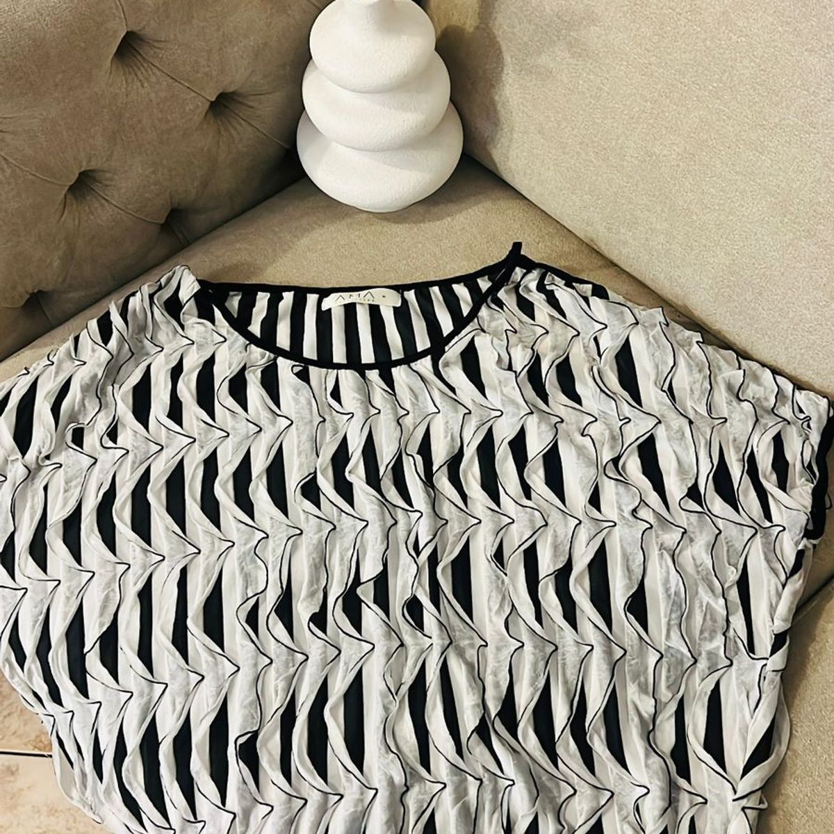 AMA OUTFITTERS - BLUSA PAOLA CON BOBOS