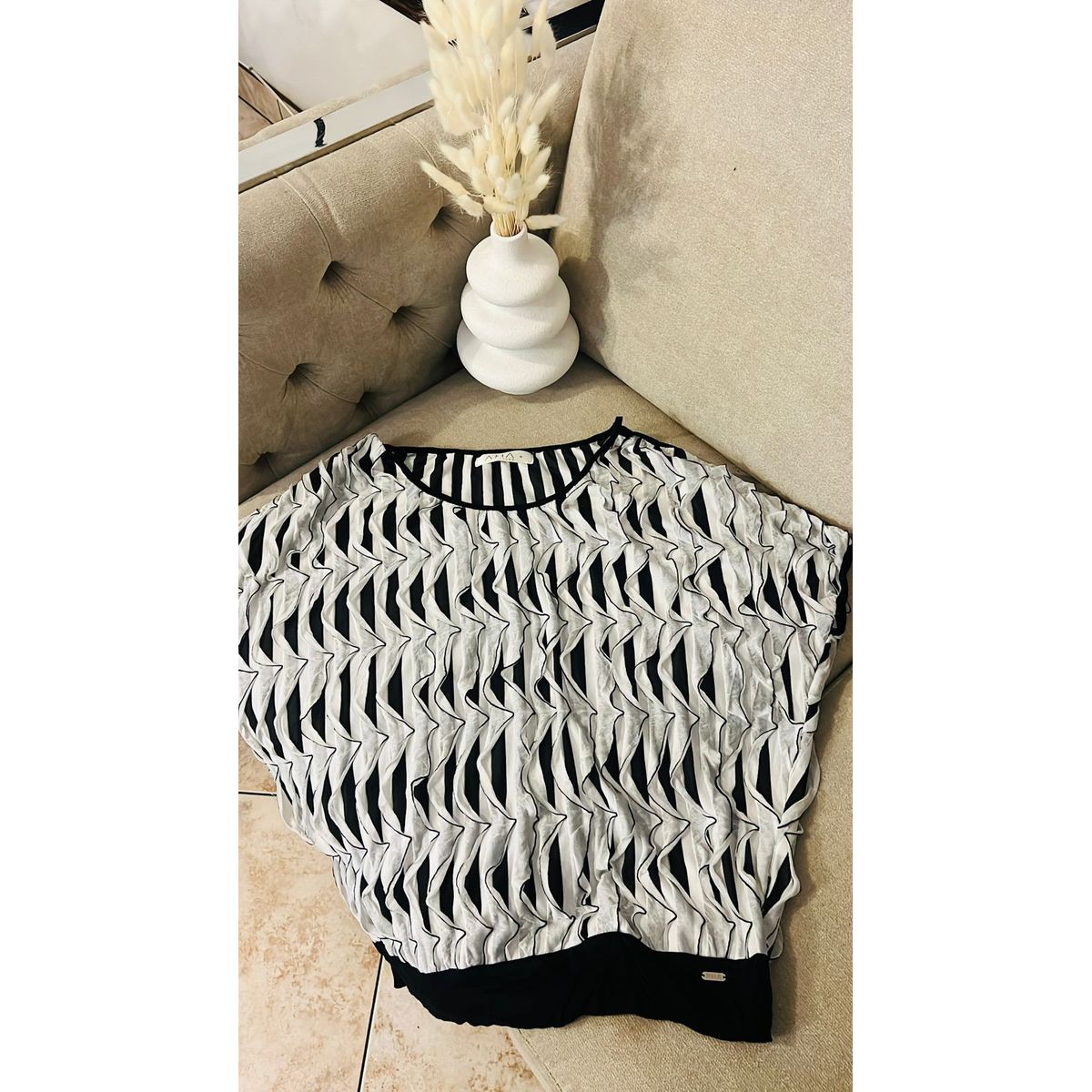 AMA OUTFITTERS - BLUSA PAOLA CON BOBOS