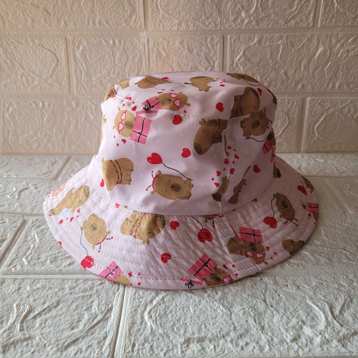 GENERICO - GORRITO CAPIBARA ROSADO CORAZONES PARA NIÑOS