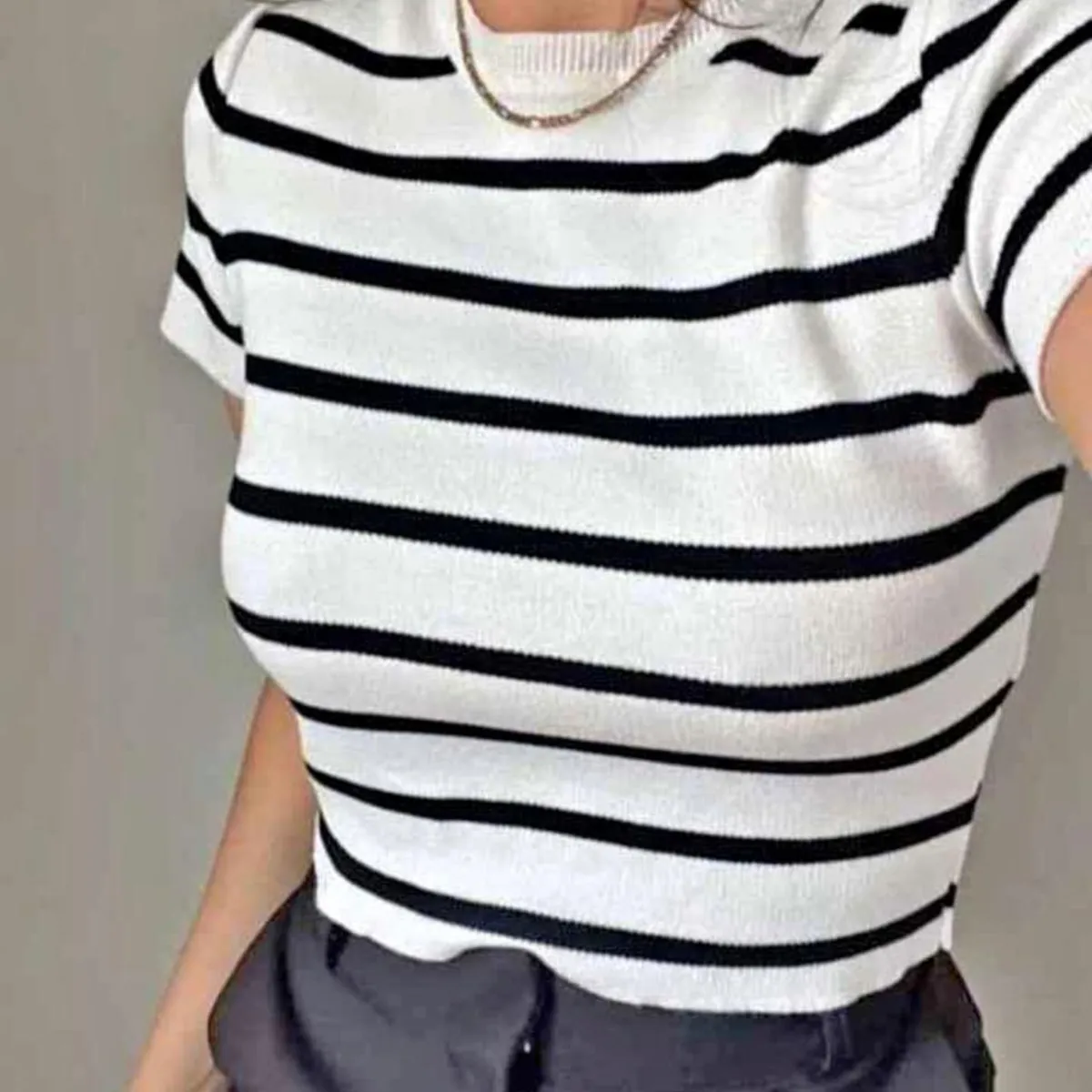 AMA OUTFITTERS - POLO TEJIDO EN HILO A RAYAS