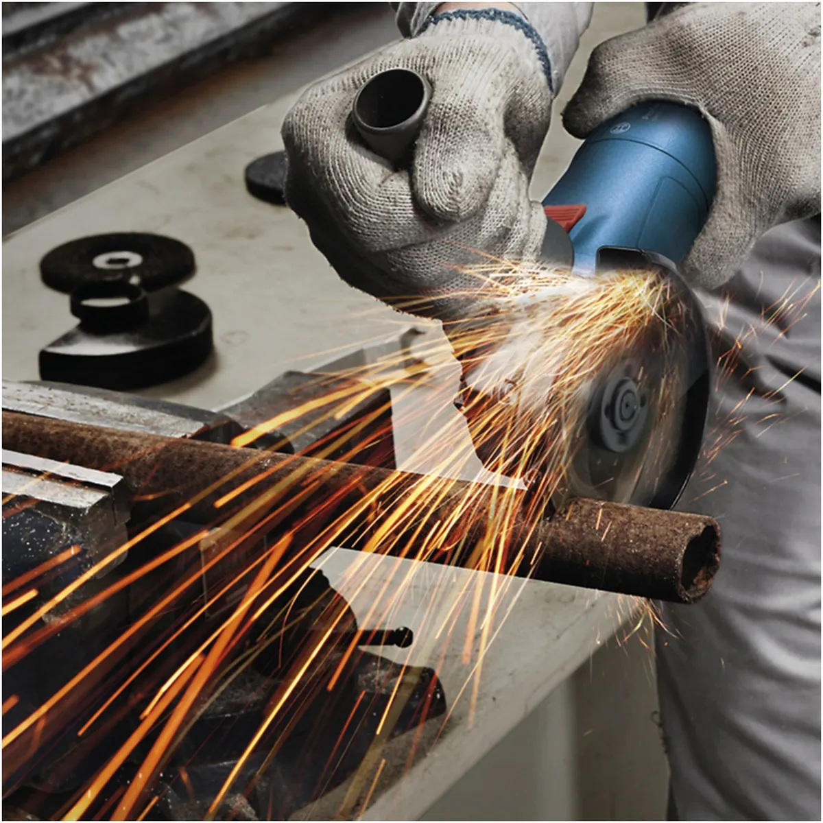 BOSCH - Amoladora 710W BOSCH GWS 700 + 5 Discos de Corte de Metal 115 x 1,0 mm