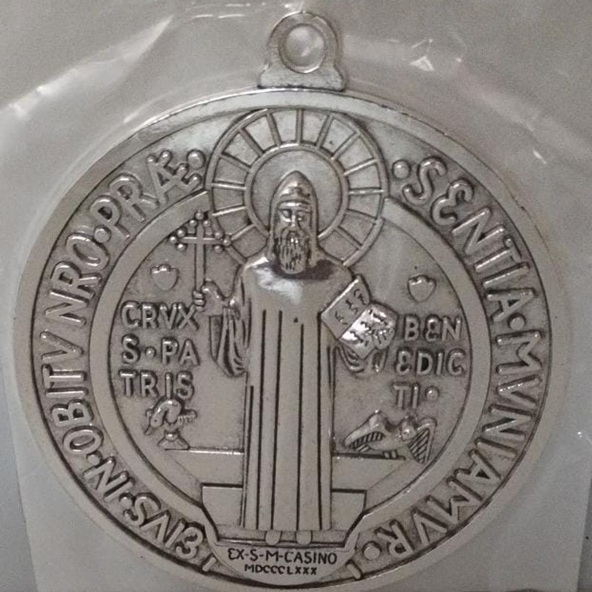 GENERICO - DIJE ADORNO  DE SAN BENITO PLATEADO 9CM