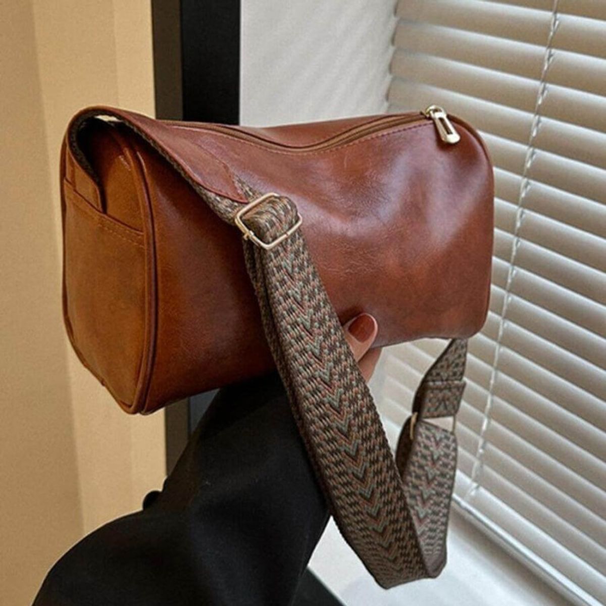 AURELA - Bolso Emma™ Retro Cruzado con Correa Ancha de Textura