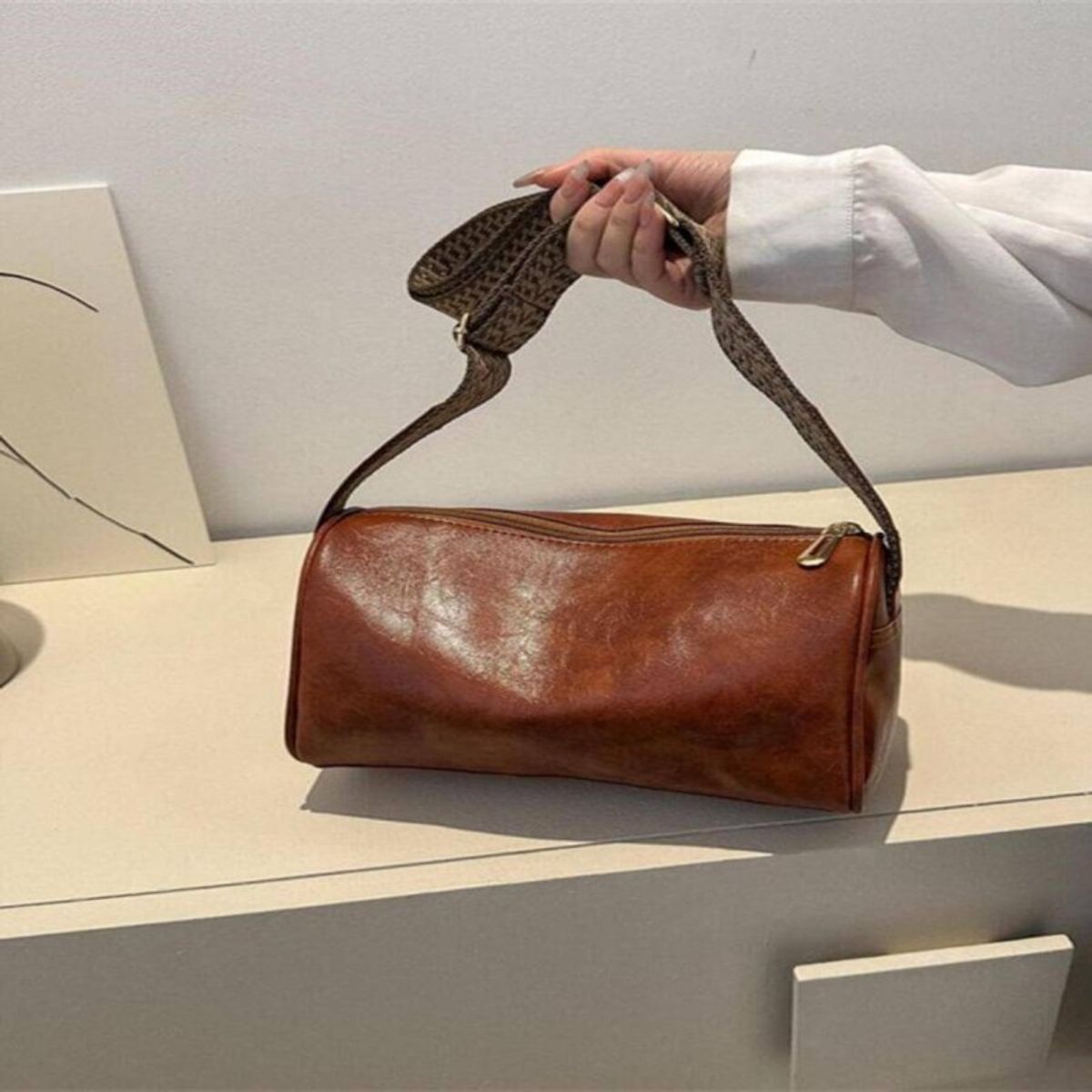 AURELA - Bolso Emma™ Retro Cruzado con Correa Ancha de Textura