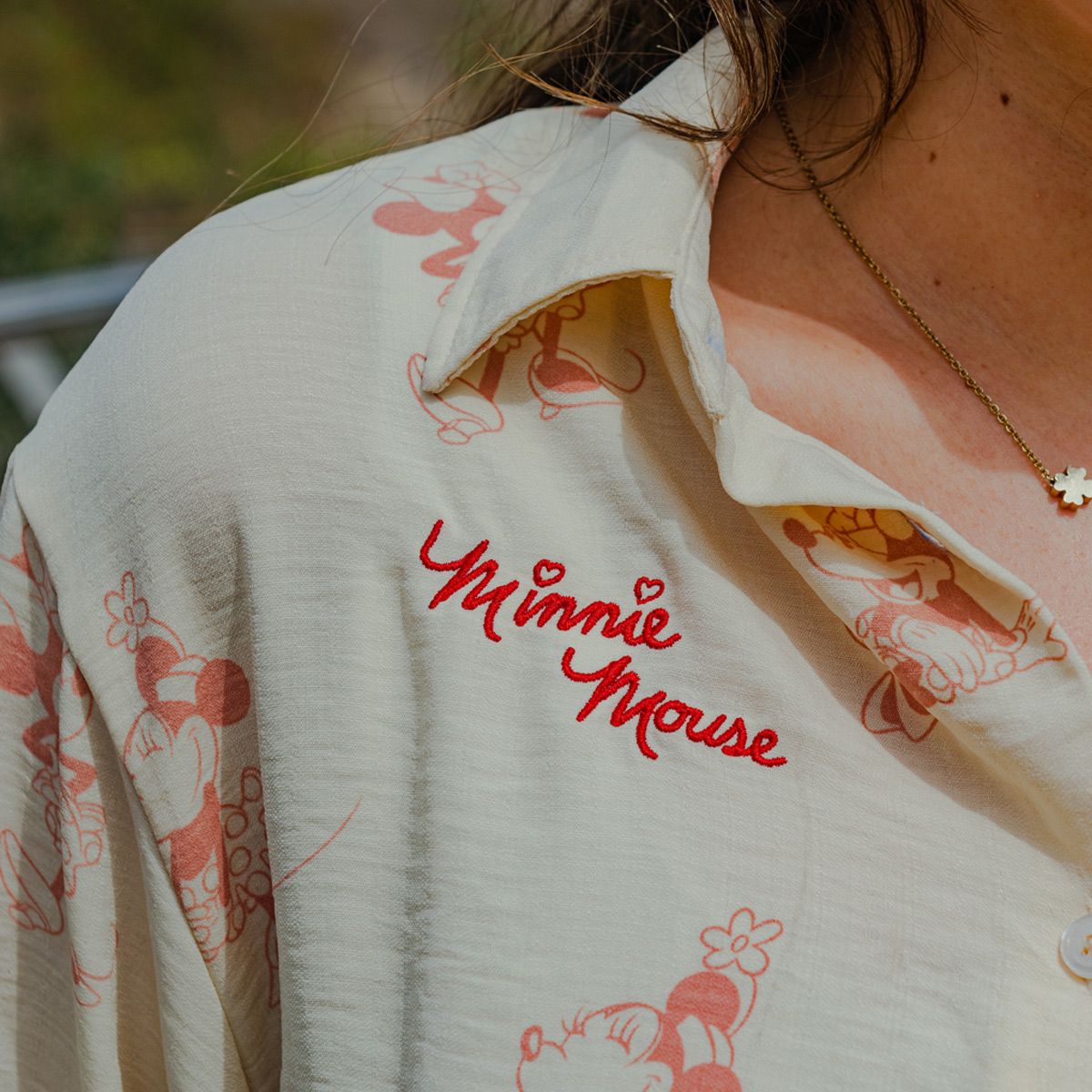 DISNEY - CAMISA SEMI CROP MUJER CLASICOS DE DISNEY MARFIL