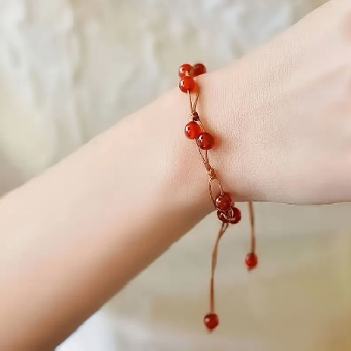 GENERICO - PULSERA TRENZADA CON CUENTAS DE CRISTAL ROJO