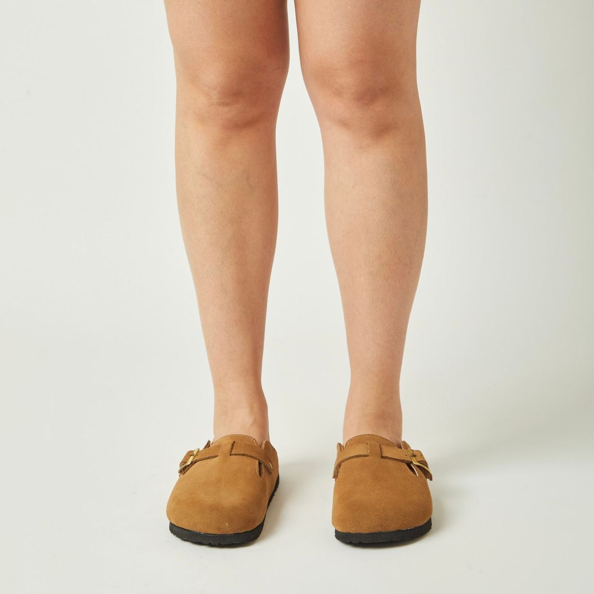 WHITE - Zuecos Chloe de cuero color kaqui