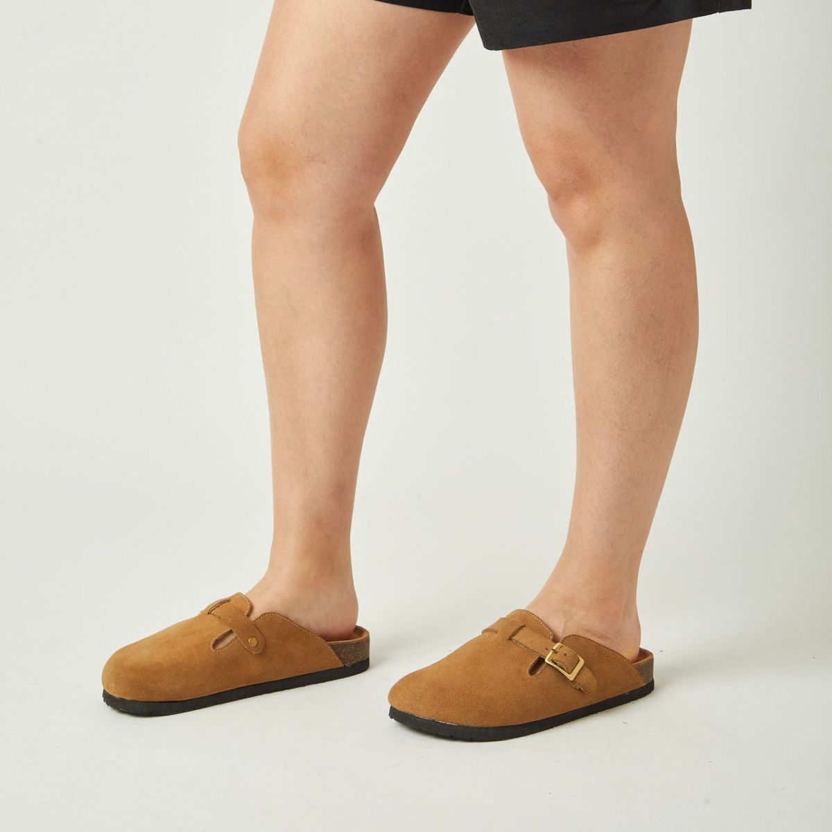 WHITE - Zuecos Chloe de cuero color kaqui