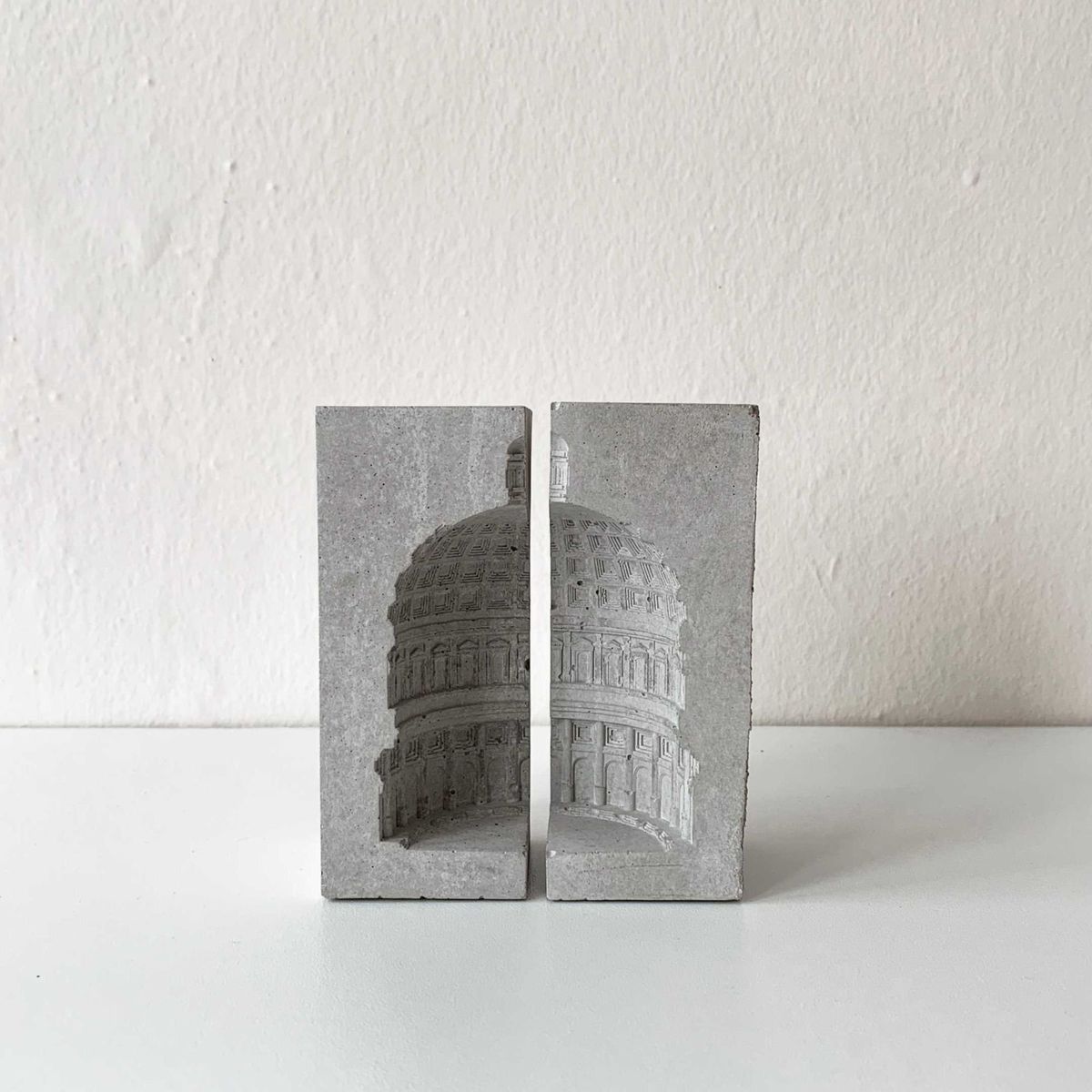 GENERICO - Portalibro de Concreto Templo Romano Panteón Escultura